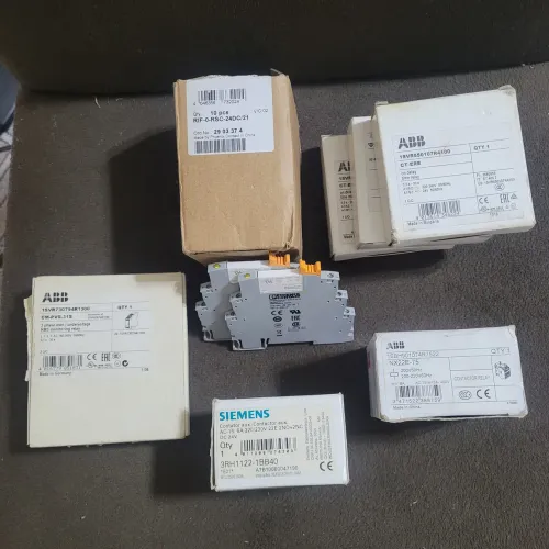 Componentes de automação industrial novos e em excelente estado.