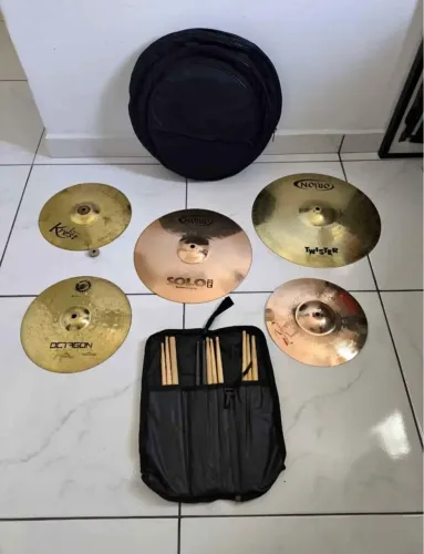 Conjunto para baterista iniciante - contém pratos, baquetas e pedal duplo