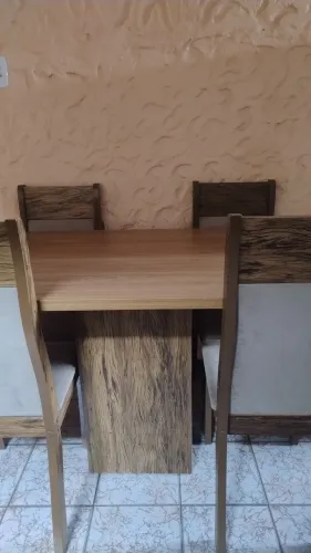 Mesa com 4 cadeiras