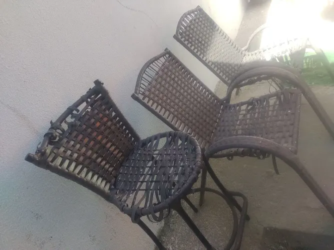 Vendo BARATO 1 Banqueta e 2 Cadeiras