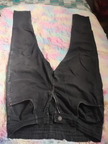 Calça na cor preta. Em boas condições. Veste 40