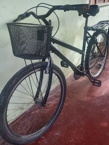 Bicicleta aro 26 jardineira, em bom estado recentemente passou por uma manutenção
