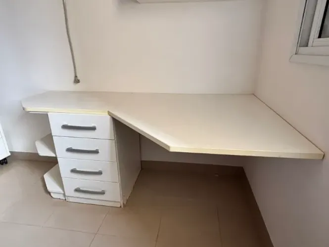 Escrivaninha fixa na parede.