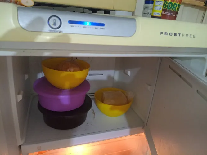 Vende se geladeira