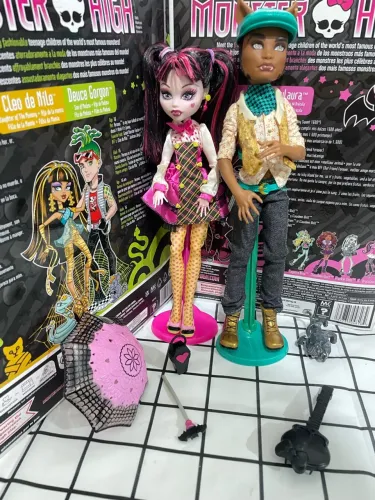 Monster high draculaura clawd school out