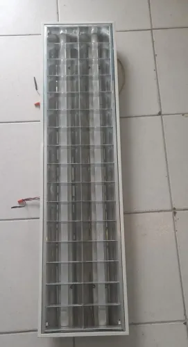 LUMINÁRIA COM ALETAS RETANGULAR C/ LÂMPADAS
