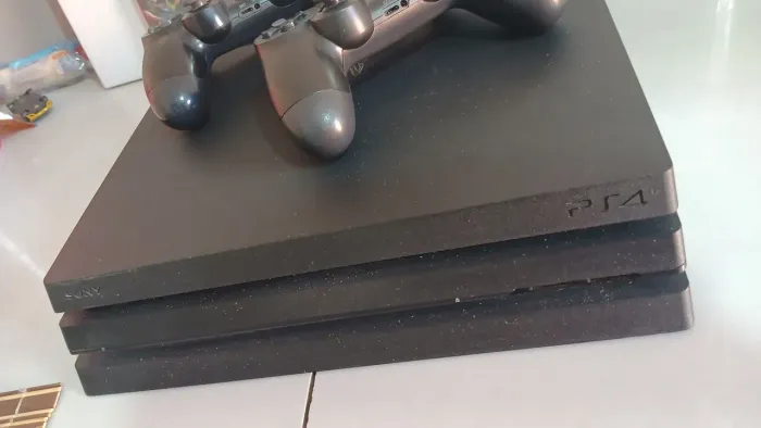 Plastation 4 PRÓ sem Controles por isso o preço Funciona perfeitamente