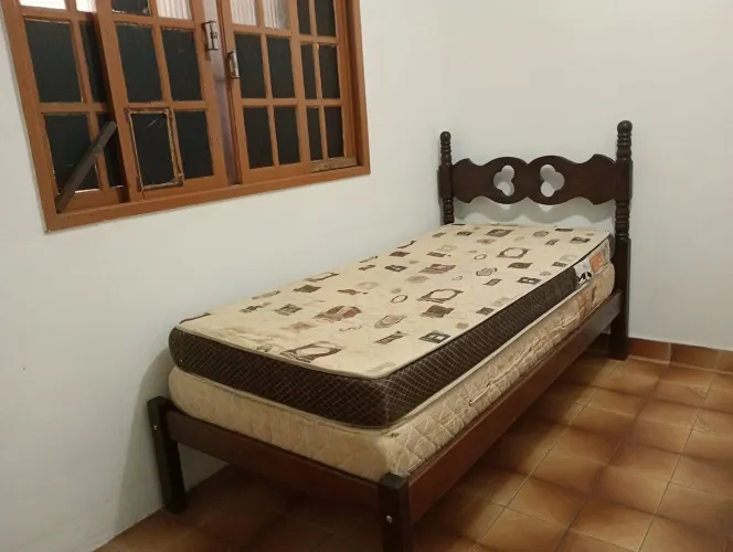 Cama de madeira + colchão