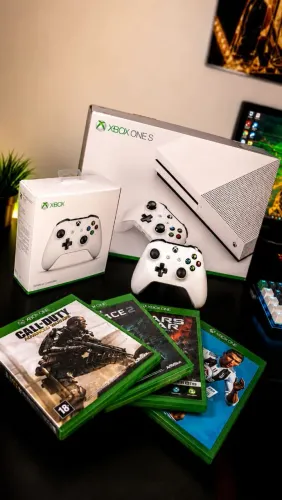 Xbox One S 1TB + 2 controles originais + 4 jogos + caixas - Excelente estado