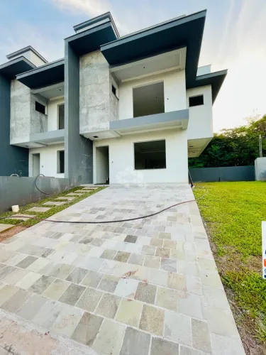 Sobrado Moderno com 2 quartos , sendo 1 Suíte e Excelente Padrão Construtivo no Bairro Uni