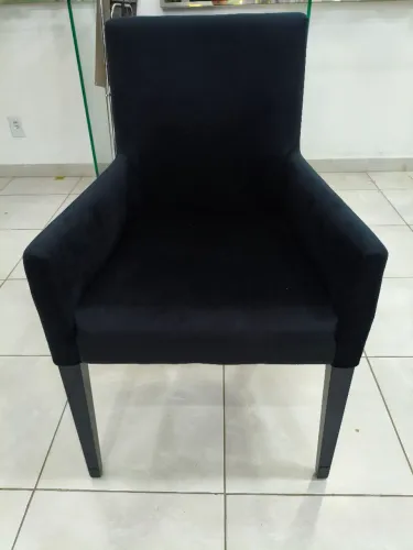 Cadeira aveludada preta
