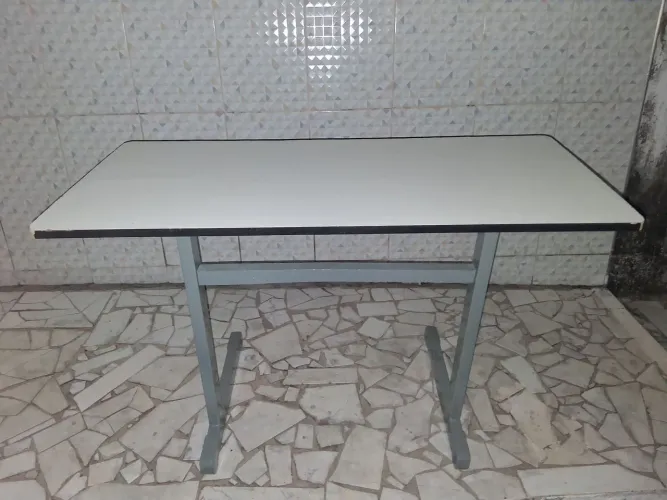 Bancada para máquina de costura