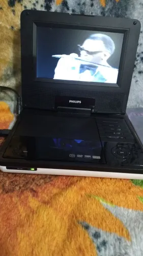 Tocador de CD e DVD marca Philips, portátil, saídas RCA, vídeo comp, fones, com bateria