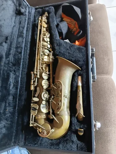 Sax alto envelhecido.