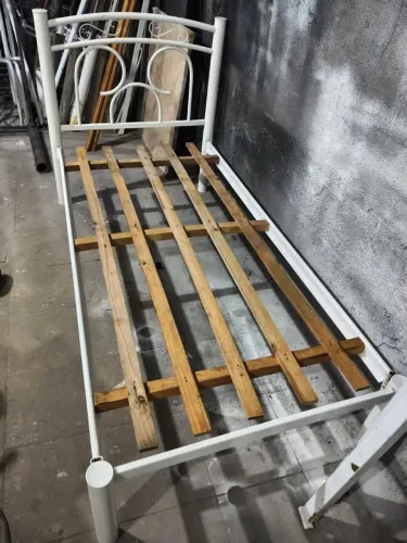 Cama de solteiro de ferro 