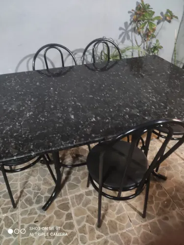 Mesa de granito com cadeiras