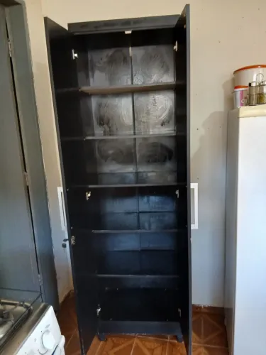 Vende -se armário multiuso preto com chave usado em bom estado