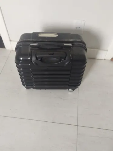 Mala de viagem rígida preta com rodinhas - usada