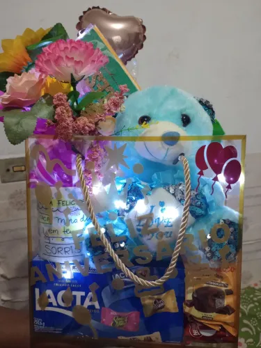 Sacola transparente aniversário  com caneca personalizada e pelúcia 