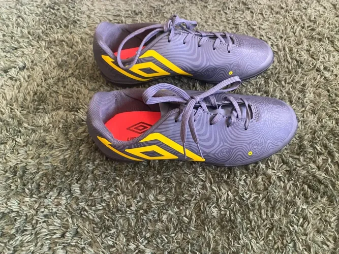 Chuteira Umbro orbit futebol society