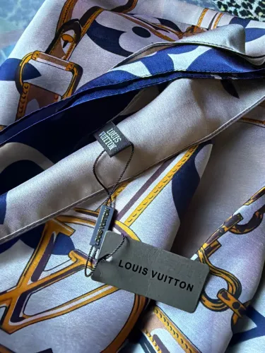 Lenço em seda Louis Vuitton azul marinho /cores 