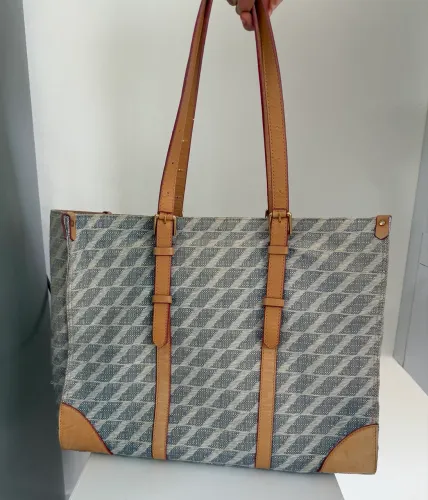 Bolsa Arezzo com detalhes em couro