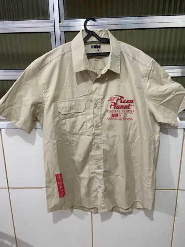 Camisa Disney Toy Story Pizza Planet com botões