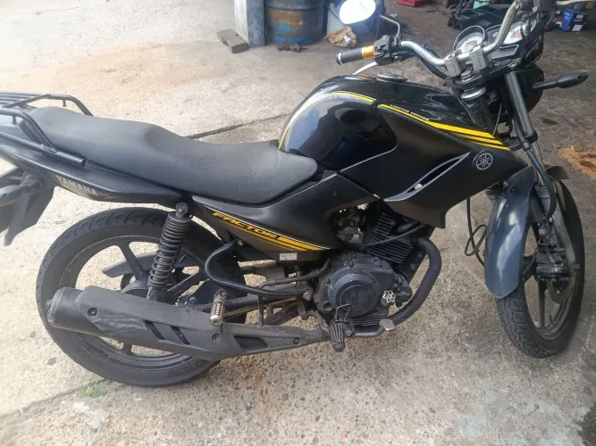 vendo esta moto celada completa perfeita e pegar e andar motivo da venda tenho conta para
