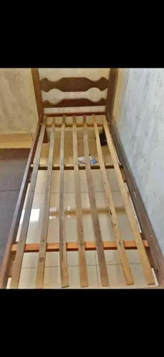 Vendo essa linda cama madeira solteiro preço imperdível!!