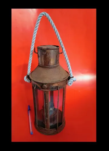 Lanterna marroquina antiga original 1940 com ferrugem e oxidação