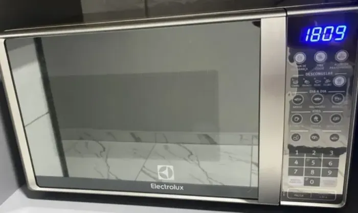 Micro-ondas Electrolux 20L cor Inox Espelhado com Função Tira Odor