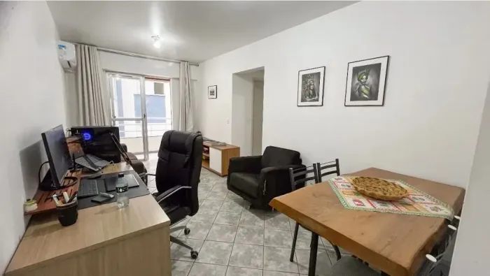 VENDO APARTAMENTO DE 2 DORMITÓRIOS COM GARAGEM EM FRENTE A UFSC - SEMI MOBILIADO
