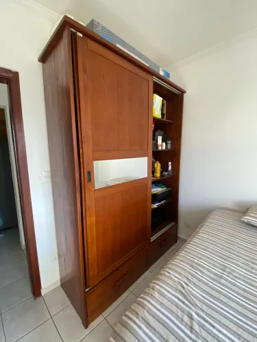 Guarda-roupa solteiro, em madeira de qualidade, com 2 portas de correr