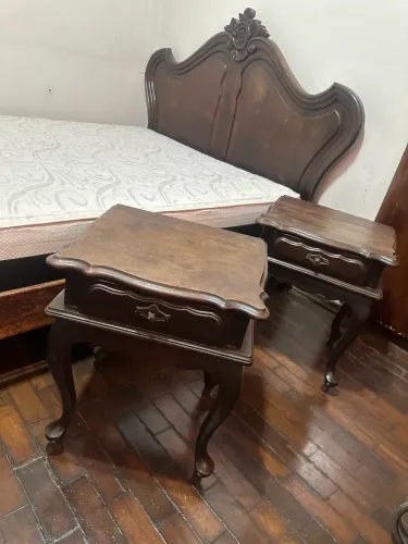 Jogo de Cama estilo provençal, com 2 criados mudos