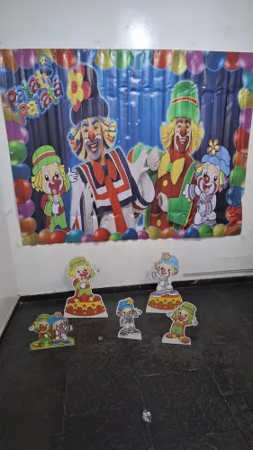 Vendo painel em lona pata tirar patada e  5 diaplays e letras em.mdf nome circo