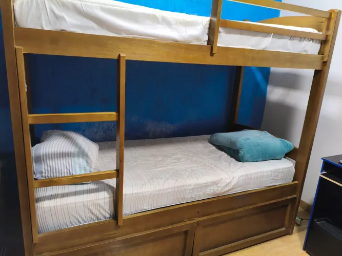 Vendo Cama Beliche, com colchão. Tem 2 gavetas grandes. Obs a cama só fica como beliche.