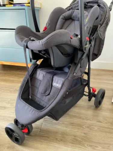 Carrinho de bebê com bebê conforto em ótimo estado.