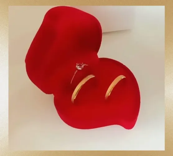 Par de Alianças Chanfradas Escovadas 3mm Ouro18K Banho + Solitário. Namoro, Noivado