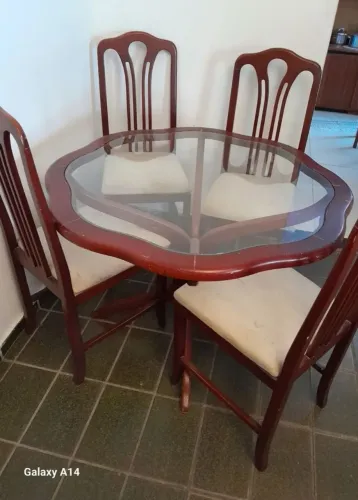 Mesa para 4 cadeiras com as cadeiras
