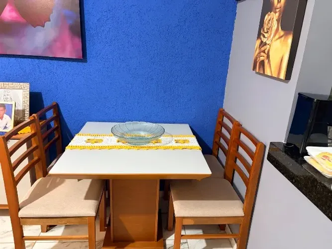 Mesa com tampo de vidro, 4 cadeiras