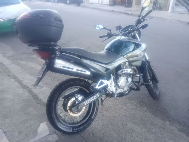 Vendo essa moto, usada só pra viagens, com motor feito há pouco tempo