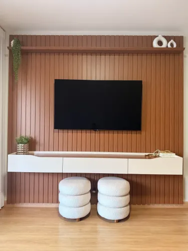 Painel Ripado para TV com Bancada Suspensa 250x240 cm - Freijó