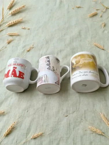 3 canecas personalizadas sendo uma da Pozzani