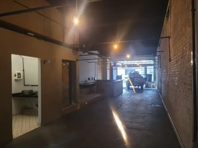 Galpão Comercial 300m², ideal para Restaurantes, Panificadoras , Empórios na Vila Romana .