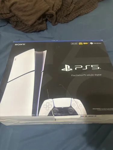 PlayStation 5 slim com 2 controles originais