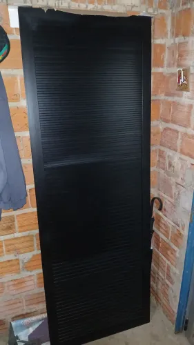Vendo porta em alumínio preto