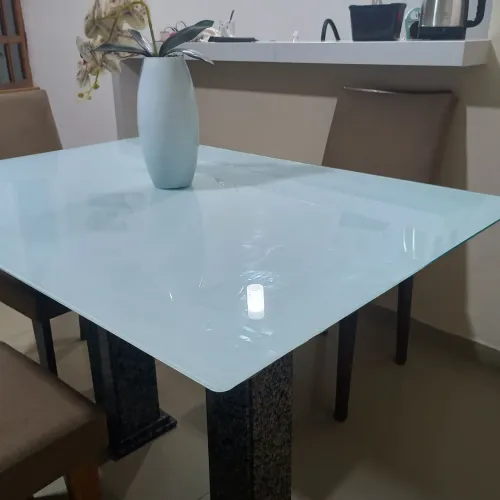 Mesa com tampo de vidro