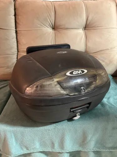 Baú Givi 45L monolock fumê com encosto
