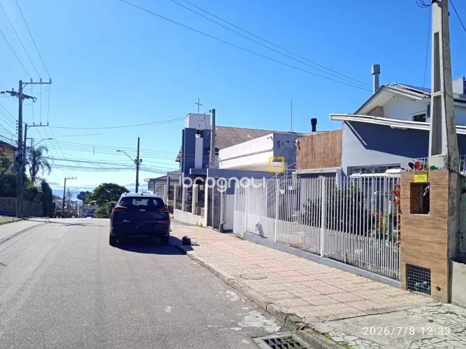 Brognoli Vende Casa com 2 quartos e com 2 Kitnets no bairro Jardim Atlântico em Florianópo