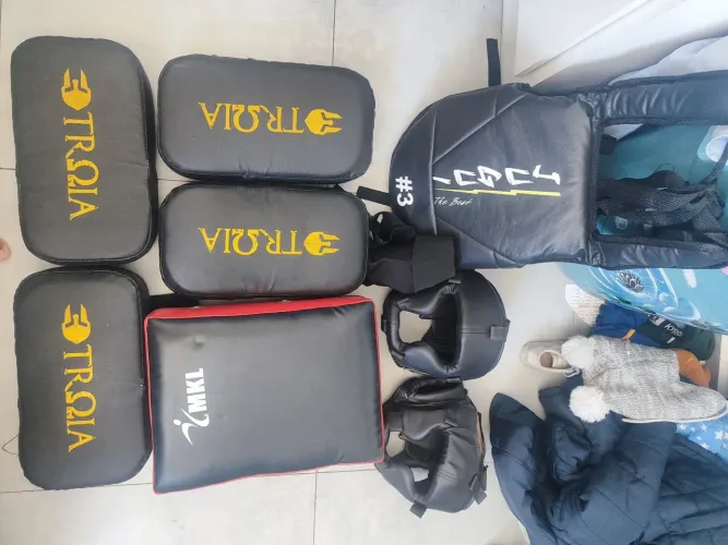 "Kit Muay Thai / MMA Completo - Aparadores, Escudo e Capacetes".